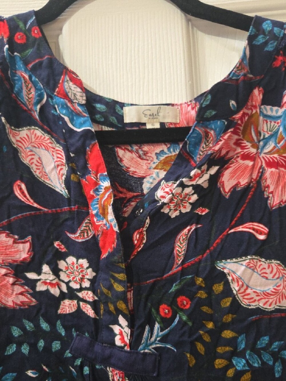 easel Navy Floral V-Neck Sleeveless Camisole with Pink Accents - Picture 3 of 9